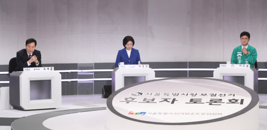 (왼쪽부터) 오세훈 국민의힘 서울시장 후보와 박영선 민주당 서울시장 후보, 이수봉 민생당 후보가 30일 서울 여의도 KBS에서 열린 서울시장 보궐선거 후보자 초청 토론회에서 토론을 준비하고 있다.  국회사진기자단=연합뉴스